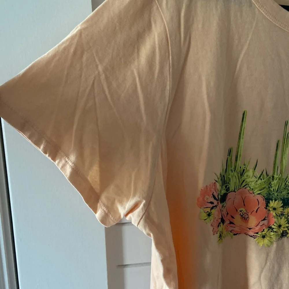 Old Navy Tshirt Size XL - Picture 4 of 6